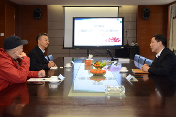 Le président Wenwei Zhu de l'Association chinoise de l'industrie de transformation des plastiques a visité l'entreprise