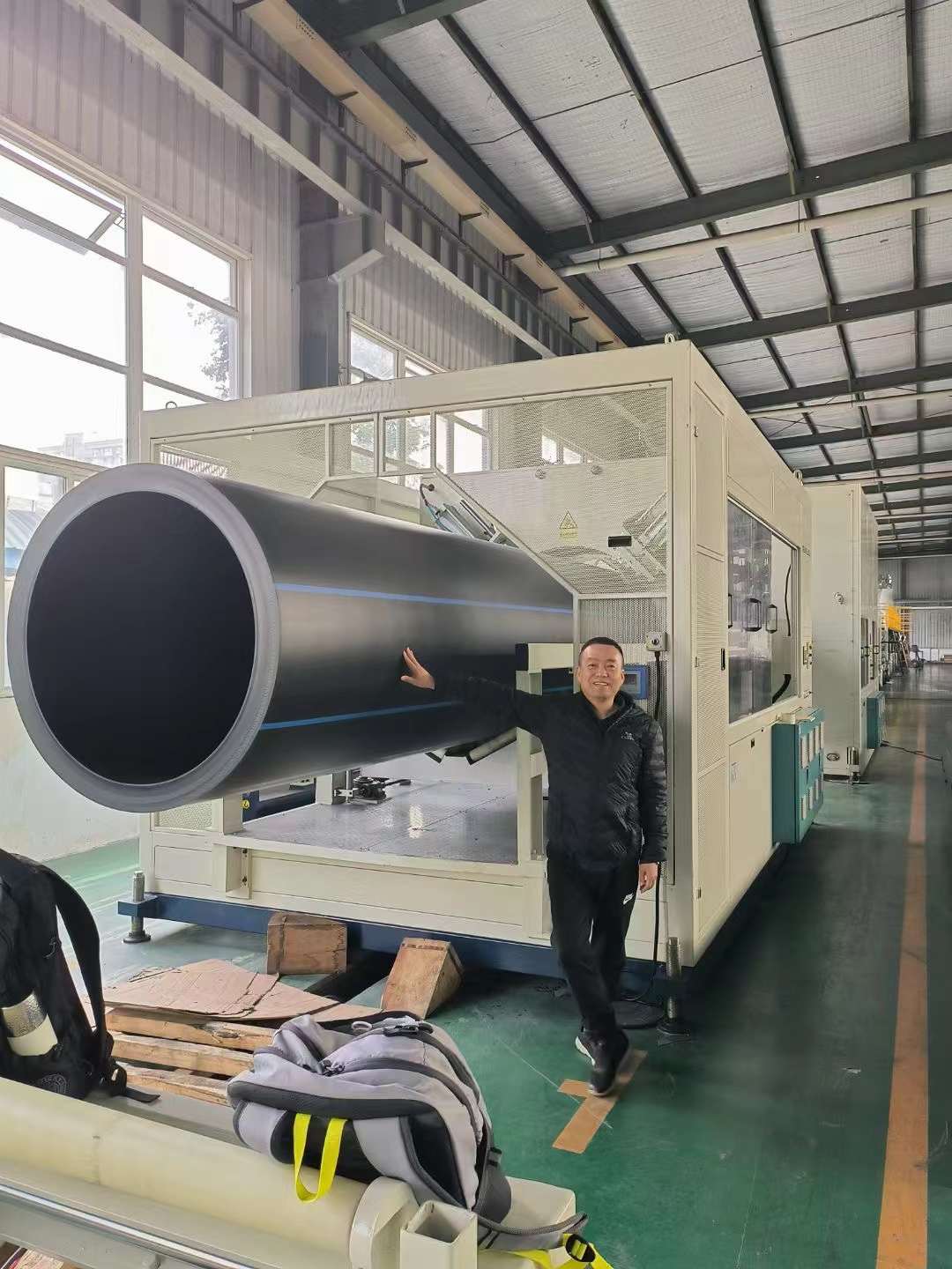 Bonnes nouvelles! L'équipement d'extrusion de tuyaux à paroi épaisse anti-fusion et affaissement de grand diamètre Fangli PE (1 200 mm) a été accepté avec succès par le client