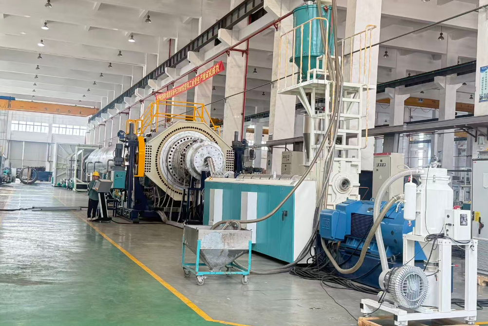 Fangli a actuellement livré avec succès une ligne de production d'extrusion de tuyaux PE2000