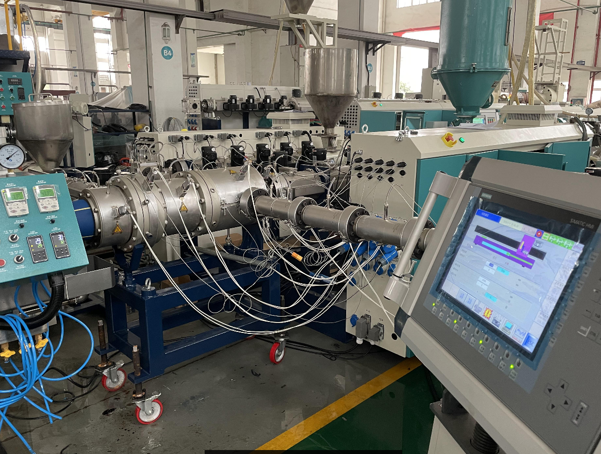 Que faire lorsqu'il n'y a pas de vide dans la production d'équipements de tuyaux de coextrusion à trois couches en PE