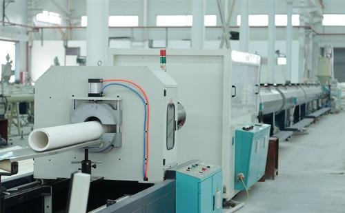 Comment l'extrudeuse de PVC assure-t-elle un mélange uniforme des matériaux
